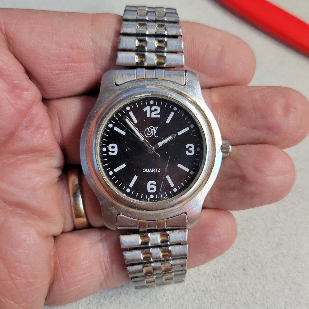 Men's Easy to read quartz watch on expansion bracelet.
